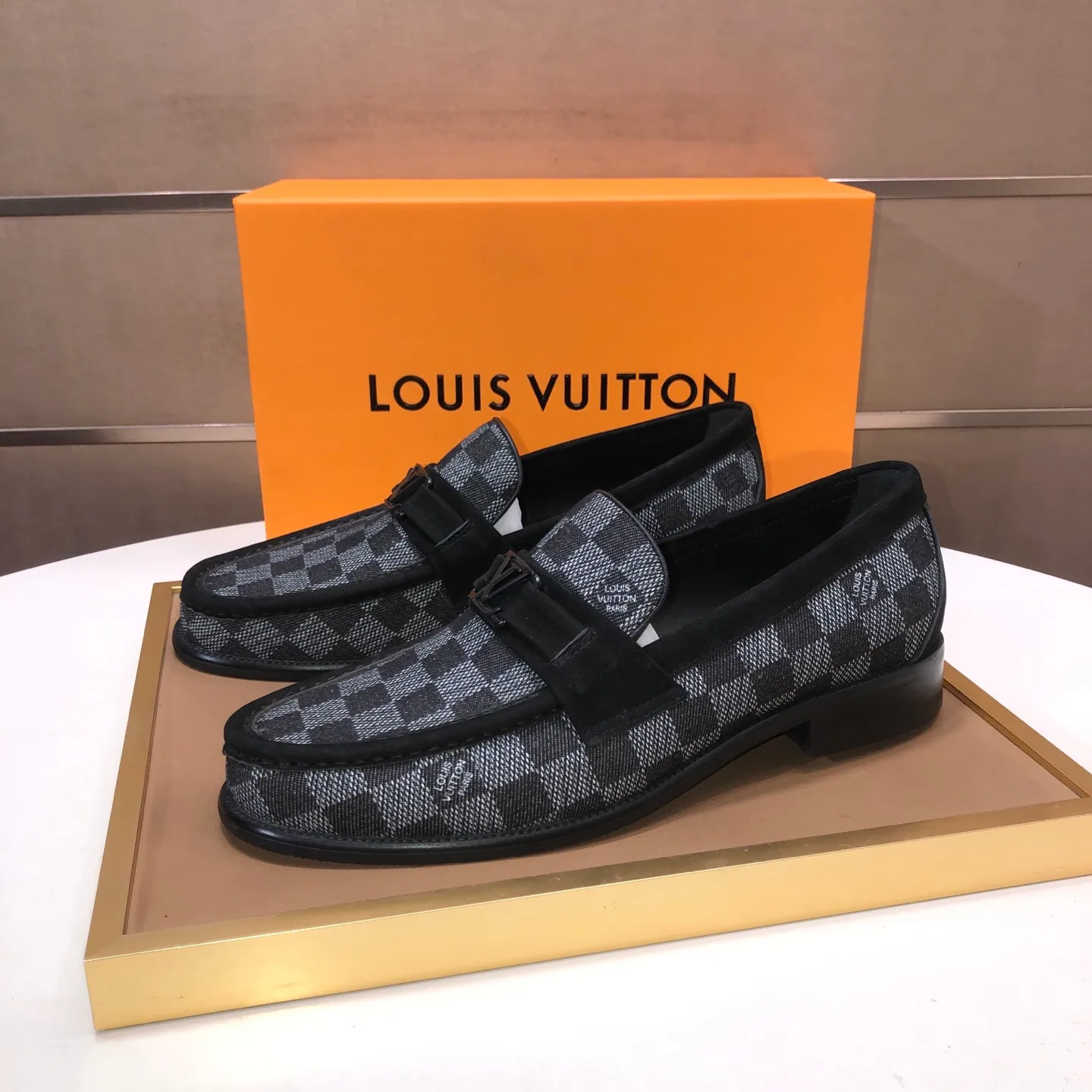 Men's men's shoes💰540💰[LV] (original single cowhide lining)🍀LV's latest genuine leather business suit shoes are available on the official website at the same time. The first-layer cowhide imported from Italy is made of heavy gold, and the official website has a 1:1 rubber outsole. Versatile to wear, high-end without losing class, and the color combination is extraordinary. This four-season style is alluring when worn on your feet, showing off your big-name flair. Standard code 38-45 (45 customized)